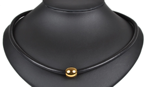 Kort halskæde i sort lammeskind med forgyldt kugle magnetlås. Tykkelse 4,5 mm.